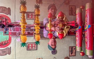Umat bersihkan patung dan altar jelang Imlek 2577