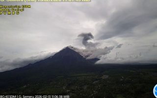 Gunung Semeru lima kali erupsi disertai tiga kali luncuran awan panas guguran