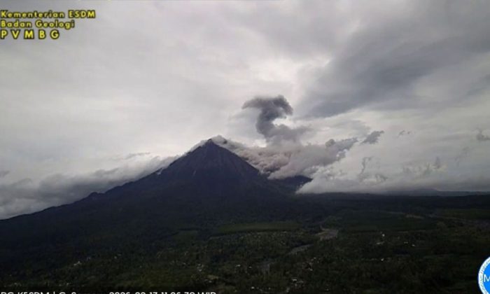 Gunung Semeru lima kali erupsi disertai tiga kali luncuran awan panas guguran