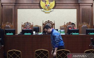 Tiga terdakwa perintangan kasus korupsi dituntut 8--10 tahun penjara