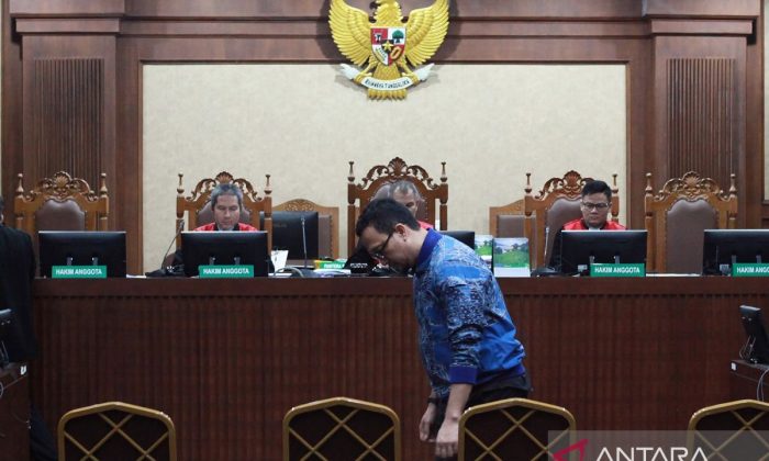 Tiga terdakwa perintangan kasus korupsi dituntut 8--10 tahun penjara