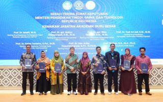 UAD Yogyakarta serahkan SK Guru Besar kepada tujuh dosen