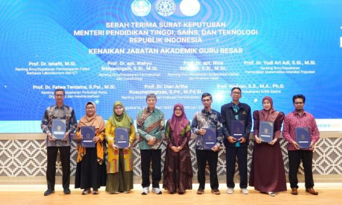 UAD Yogyakarta serahkan SK Guru Besar kepada tujuh dosen