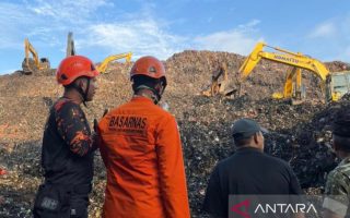 Diduga masih ada sejumlah korban tertimbun longsor di TPST Bantargebang