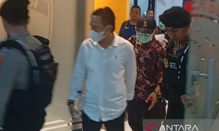 KPK menetapkan Bupati dan Sekda Cilacap tersangka pemerasan untuk THR