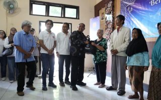 Bupati Sleman bersama DPD REI DIY serahkan bantuan sembako di Prambanan