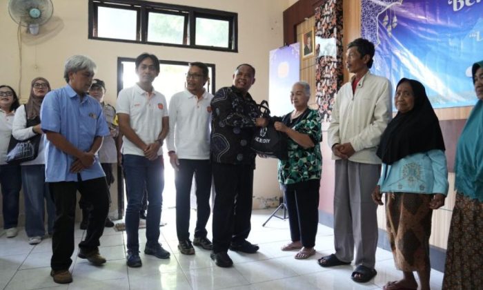 Bupati Sleman bersama DPD REI DIY serahkan bantuan sembako di Prambanan
