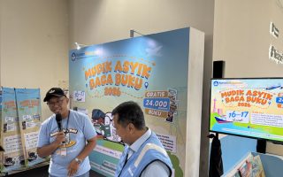 Kemendikdasmen membagikan buku di Terminal Tanjung Priok untuk temani perjalanan mudik anak