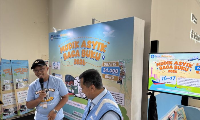 Kemendikdasmen membagikan buku di Terminal Tanjung Priok untuk temani perjalanan mudik anak
