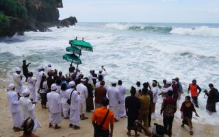 Umat Hindu DIY menggelar upacara Melasti di Pantai Ngobaran Gunungkidul