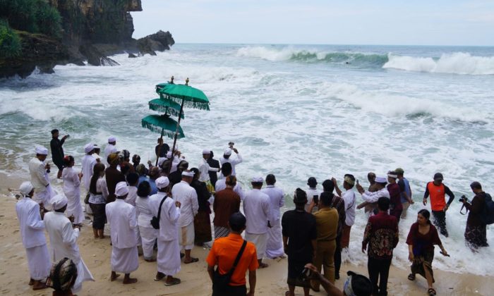 Umat Hindu DIY menggelar upacara Melasti di Pantai Ngobaran Gunungkidul