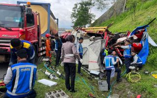 Satu orang tewas akibat tiga truk terlibat kecelakaan di Tol Semarang-Solo