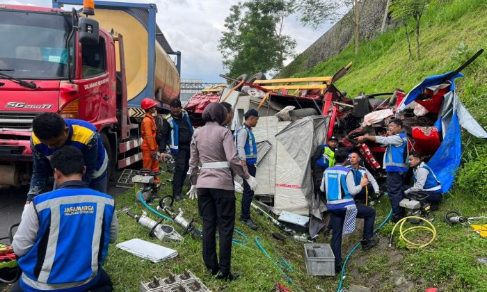 Satu orang tewas akibat tiga truk terlibat kecelakaan di Tol Semarang-Solo