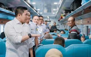 Seskab meninjau kereta kerakyatan, tarif turun fasilitas meningkat