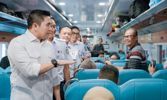 Seskab meninjau kereta kerakyatan, tarif turun fasilitas meningkat