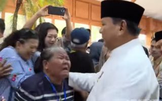 Prabowo menyapa dan merangkul warga saat open house Istana