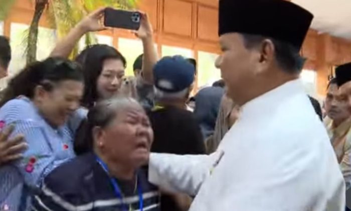 Prabowo menyapa dan merangkul warga saat open house Istana