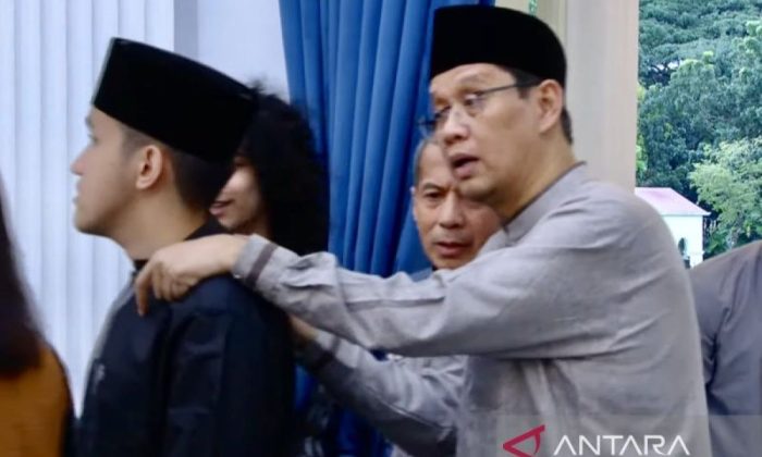 Jajaran menteri dan pejabat halalbihalal dengan Presiden di Istana