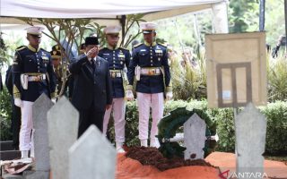 Istana mengimbau pengibaran bendera setengah tiang sebagai bentuk penghormatan wafatnya Try Sutrisno