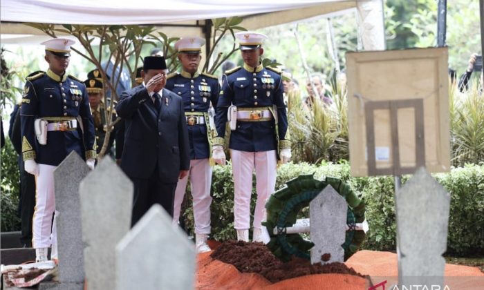Istana mengimbau pengibaran bendera setengah tiang sebagai bentuk penghormatan wafatnya Try Sutrisno