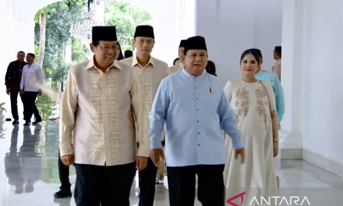 Prabowo sambut SBY beserta keluarga saat halalbihalal di Istana