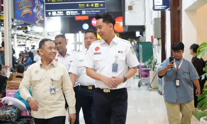 Direktur Lalu Lintas dan Angkutan Kereta Api Kemenhub tinjau posko Angkutan Lebaran Hari ke-10 di Stasiun Yogyakarta