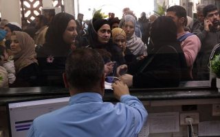 Syria: Hundreds of thousands flee Lebanon, vital food aid blocked