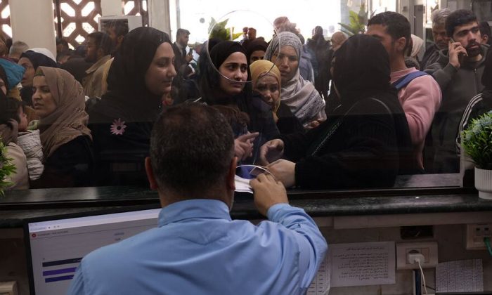 Syria: Hundreds of thousands flee Lebanon, vital food aid blocked