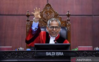 MK minta pemerintah-DPR atur ulang UU hak keuangan pejabat
