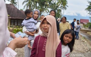 Jogjajateng.com ikut meramaikan tradisi "manambang" di lokasi terdampak bencana Agam