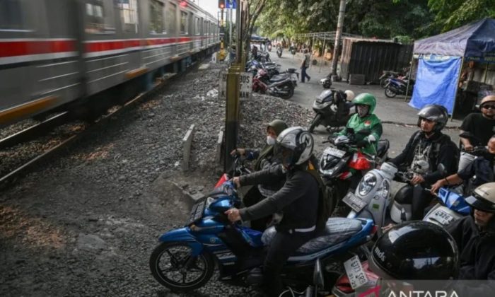 KAI Daop 6 mengimbau pengguna jalan tidak terobos palang perlintasan