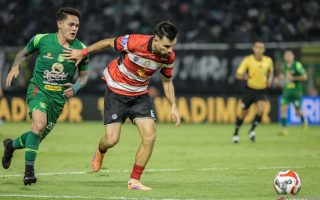 Madura United menundukkan Persebaya Surabaya 2-1