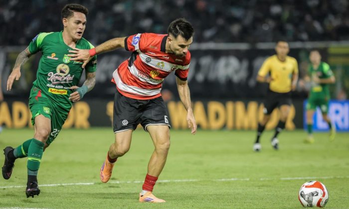 Madura United menundukkan Persebaya Surabaya 2-1