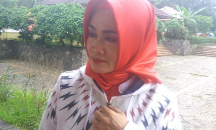 Dinyinyir Netizen Gegara Ngaku Kesulitan Ekonomi Tapi Tenteng Tas Mahal, Ibunda Jupe: Gapapa Itu Hak Mereka!