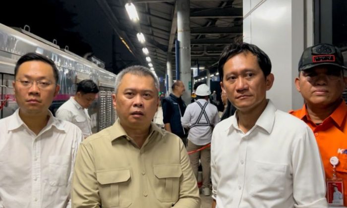 Menhub kawal proses evakuasi korban tabrakan kereta di Bekasi