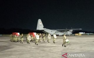 Jenazah dua prajurit TNI yang gugur di Lebanon diserahkan kepada keluarga