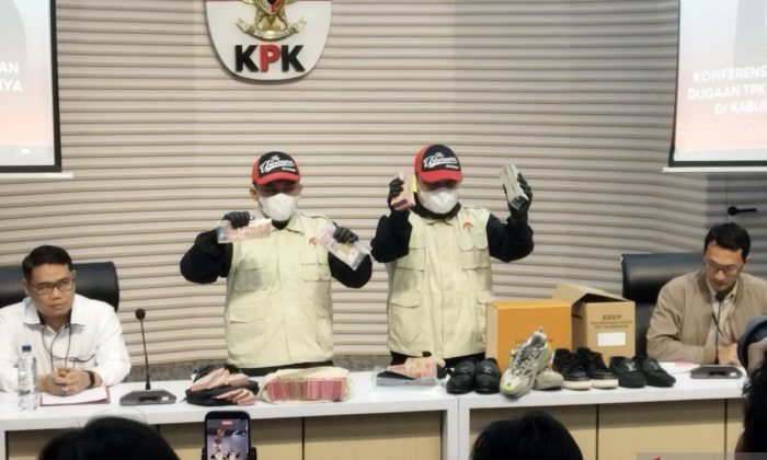 KPK menetapkan Bupati Tulungagung dan ajudan tersangka korupsi pemerasan