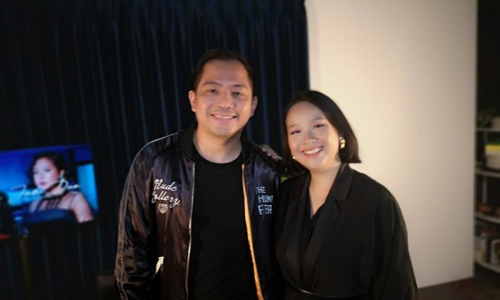 Ade Govinda menyiapkan album "Blue" bersama Gloria Jessica