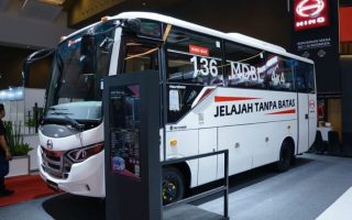 Hino luncurkan bus berpenggerak 4x4 untuk medan berat