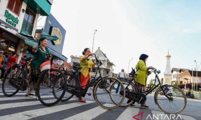 Perempuan berkebaya gelar kirab sepeda ontel peringati Hari Kartini