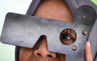 Menatap layar ponsel terlalu lama bisa merusak jaringan mata