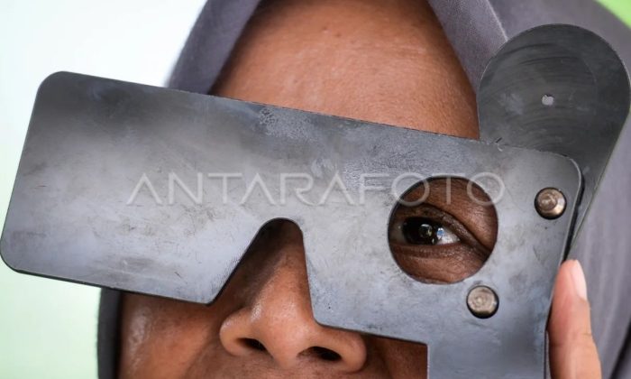 Menatap layar ponsel terlalu lama bisa merusak jaringan mata