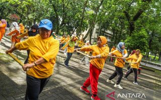 Senam tongkat peserta Prolanis