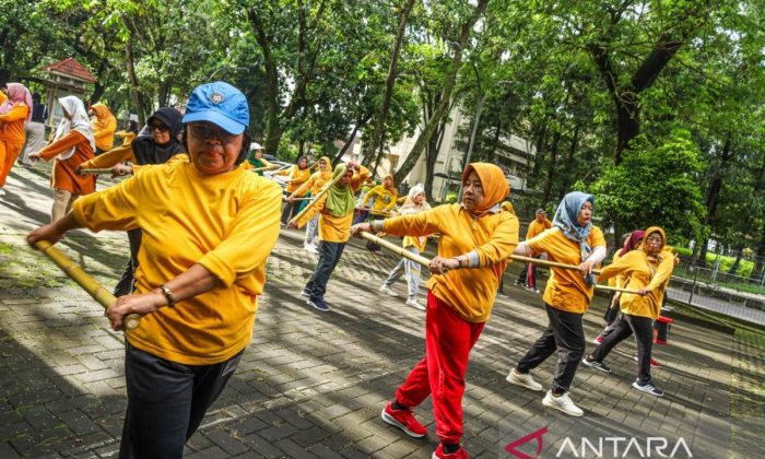 Senam tongkat peserta Prolanis