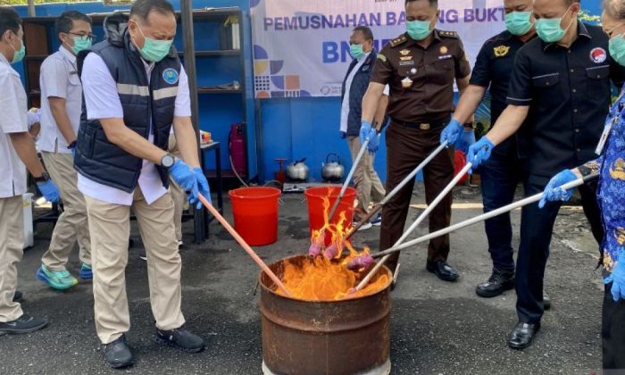 BNNP DIY musnahkan seratusan ribu pil trihexyphenidyl dan narkotika