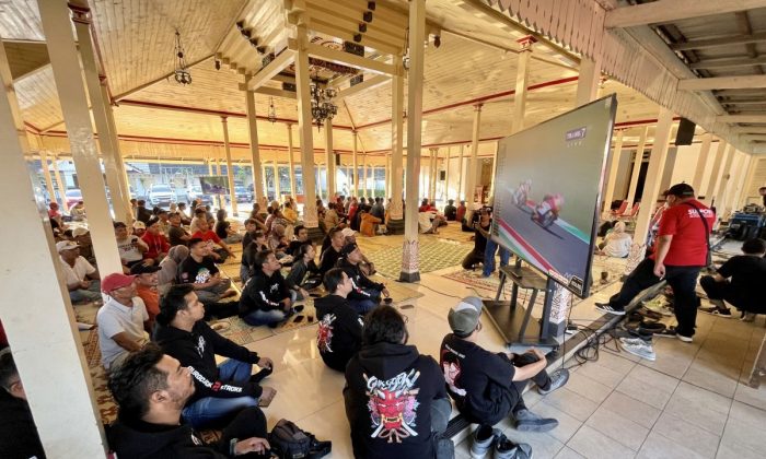Bupati dan warga nobar Veda Ega Pratama di ajang Internasional Moto3