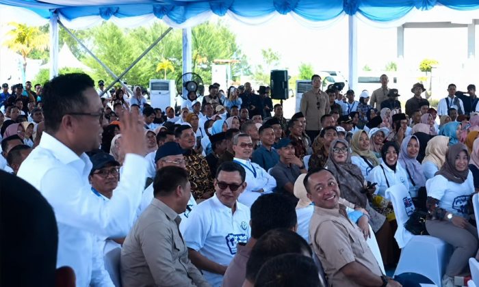 Prabowo mengenalkan DanJogjajateng.com dan Dony Oskaria di panen raya Kebumen