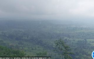 Gunung Semeru erupsi disertai luncuran awan panas