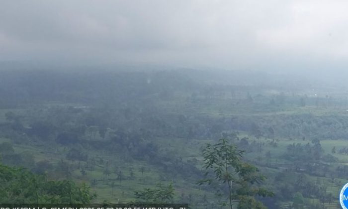 Gunung Semeru erupsi disertai luncuran awan panas