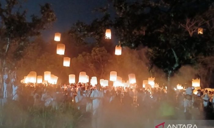 Pelepasan lentera Waisak di Borobudur simbol perdamaian